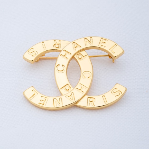 CHANEL CLASSIC GOLD CC ENGRAVED BROOCH (2020) - Picture 3 of 5